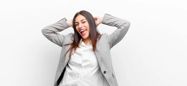 Joven Bonita Mujer Sonriendo Sintiéndose Relajado Satisfecho Despreocupado Riendo Positivamente — Foto de Stock