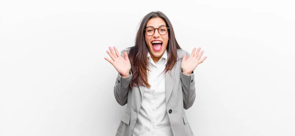 Giovane Bella Donna Guardando Felice Eccitato Scioccato Con Una Sorpresa — Foto Stock