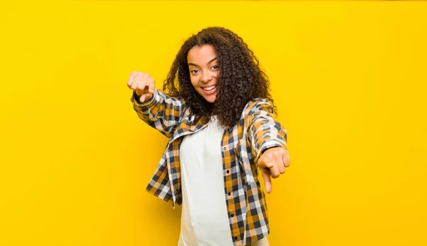 Młoda Ładna Afroamerykanka Czuje Się Szczęśliwa Pewna Siebie Wskazując Aparat — Zdjęcie stockowe