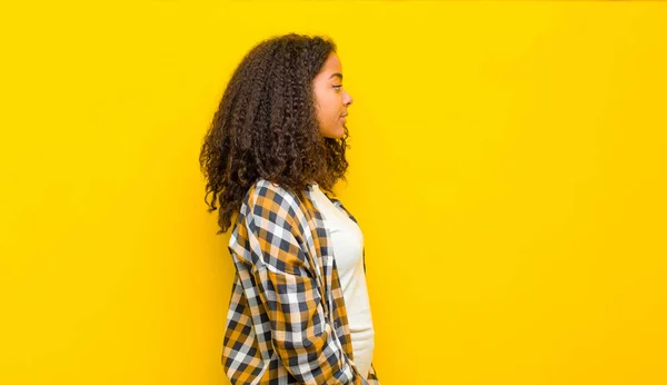 Junge Hübsche Afrikanisch Amerikanische Frau Profilbild Die Den Raum Vor — Stockfoto