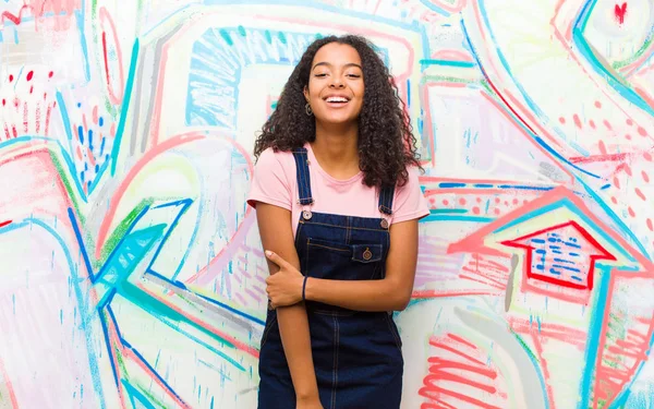 Fiatal Csinos Afro Amerikai Nevet Félénken Vidáman Barátságos Pozitív Bizonytalan — Stock Fotó