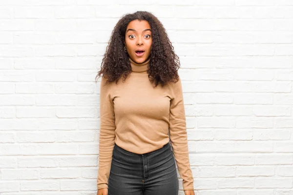 Joven Negro Mujer Buscando Muy Sorprendido Sorprendido Mirando Con Boca — Foto de Stock