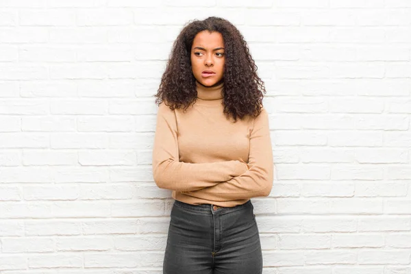 Joven Mujer Negra Dudando Pensando Mordiendo Labio Sintiéndose Insegura Nerviosa — Foto de Stock