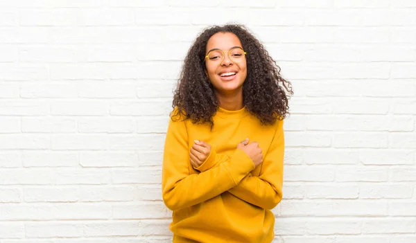 Joven Mujer Negra Sonriendo Alegremente Celebrando Con Los Puños Apretados — Foto de Stock