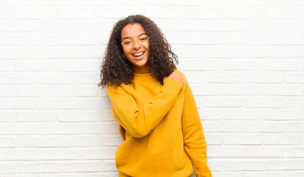 Ung Svart Kvinna Känner Sig Glad Positiv Och Framgångsrik Motiverad — Stockfoto