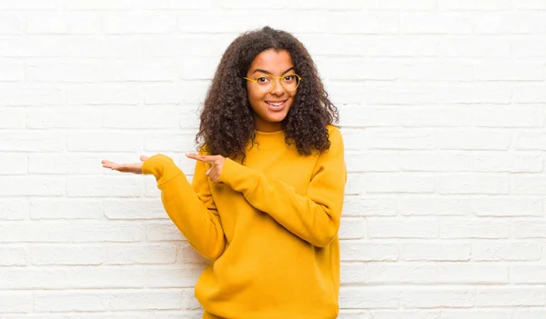 Joven Mujer Negra Sonriendo Alegremente Apuntando Copiar Espacio Palma Mano — Foto de Stock