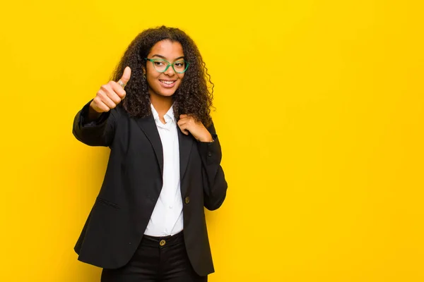 Zwart Zakenvrouw Gevoel Trots Zorgeloos Zelfverzekerd Gelukkig Positief Glimlachen Met — Stockfoto