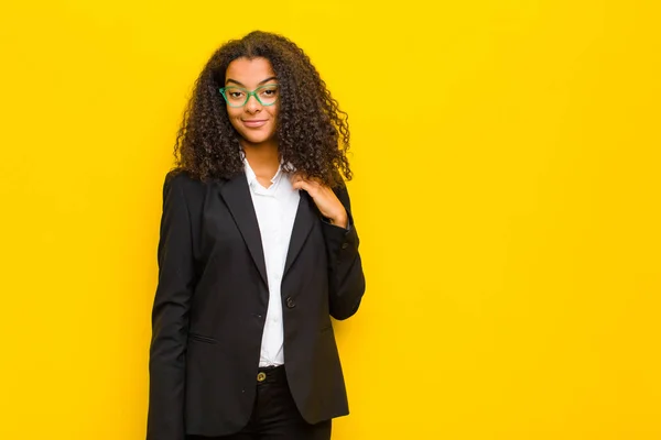 Zwart Zakenvrouw Zoek Arrogant Succesvol Positief Trots Wijzend Naar Zelf — Stockfoto