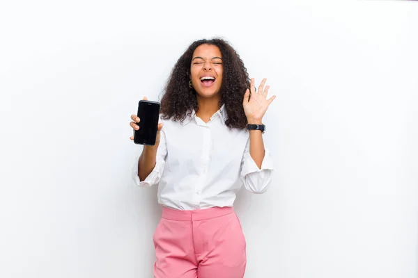 Jovem Bonita Mulher Negra Com Telefone Inteligente Contra Parede Branca — Fotografia de Stock