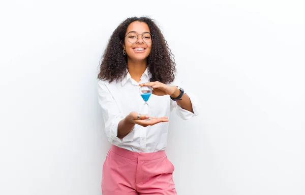 Jong Mooi Zwart Vrouw Met Een Zand Timer Klok Tegen — Stockfoto