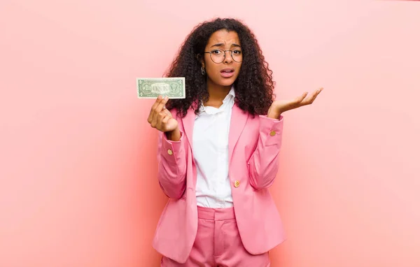 Junge Schwarze Hübsche Frau Mit Dollarnoten Vor Rosa Wandhintergrund — Stockfoto