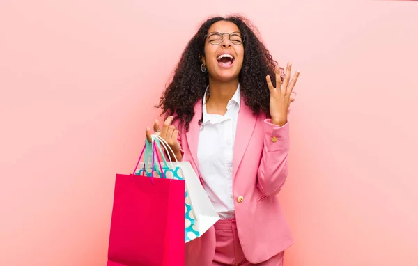 Jovem Mulher Bonita Preta Com Sacos Compras Contra Fundo Parede — Fotografia de Stock