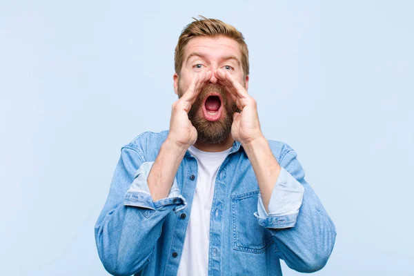 Jovem Loira Adulto Homem Sentindo Feliz Animado Positivo Dando Grande — Fotografia de Stock