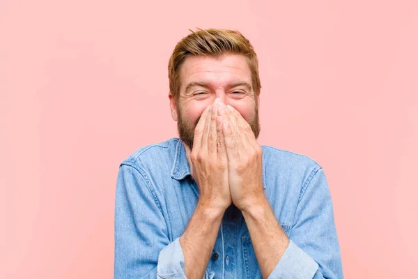 Jong Blond Volwassen Man Zoek Gelukkig Vrolijk Geluk Verrast Bedekking — Stockfoto