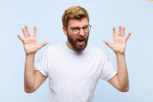 Giovane Uomo Adulto Biondo Che Urla Nel Panico Nella Rabbia — Foto Stock