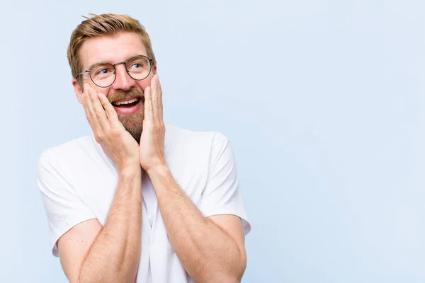 Jovem Loira Adulto Homem Sentindo Feliz Animado Surpreso Olhando Para — Fotografia de Stock