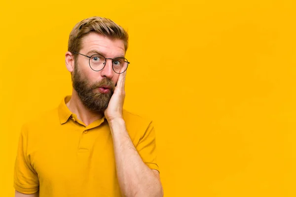 Mladý Blondýn Pocit Šoku Úžasem Drží Tváří Tvář Nevíře Ústy — Stock fotografie