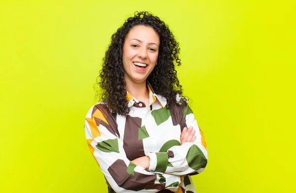 Joven Bonita Mujer Buscando Como Feliz Orgulloso Satisfecho Triunfador Sonriendo — Foto de Stock