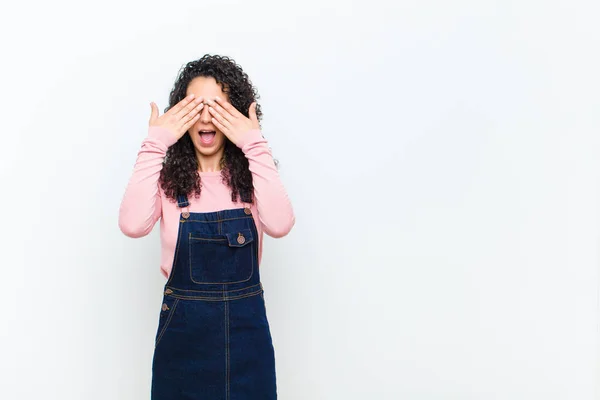 Jovem Mulher Bonita Sorrindo Sentindo Feliz Cobrindo Olhos Com Duas — Fotografia de Stock