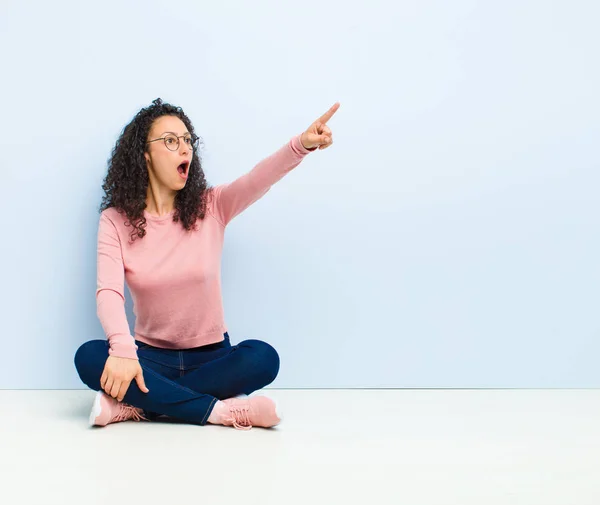 Jovem Mulher Bonita Sentindo Chocado Surpreso Apontando Olhando Para Cima — Fotografia de Stock