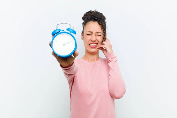 Joven Bonita Mujer Con Reloj Despertador Contra Pared Blanca — Foto de Stock