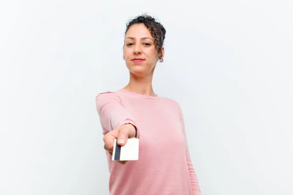 Jong Mooi Vrouw Met Een Credit Card Tegen Witte Muur — Stockfoto
