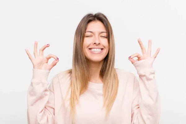 Jovem Bonita Mulher Olhando Concentrado Meditando Sentindo Satisfeito Relaxado Pensando — Fotografia de Stock