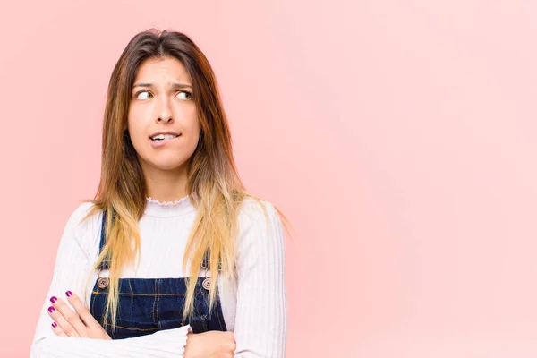 Joven Bonita Mujer Dudando Pensando Mordiendo Labio Sintiéndose Insegura Nerviosa — Foto de Stock