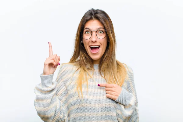 Junge Hübsche Frau Ist Stolz Und Überrascht Zeigt Selbstbewusst Auf — Stockfoto