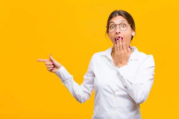 Joven Empresaria Sintiéndose Feliz Conmocionada Sorprendida Cubriendo Boca Con Mano —  Fotos de Stock