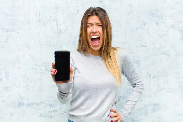 Joven Bonita Mujer Con Teléfono Inteligente Contra Pared Grunge —  Fotos de Stock