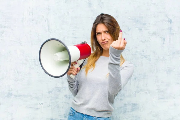 Joven Bonita Mujer Con Megáfono Contra Pared Grunge — Foto de Stock