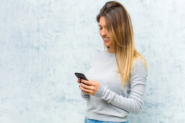 Joven Bonita Mujer Con Teléfono Inteligente Contra Pared Grunge — Foto de Stock