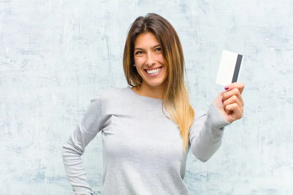 Junge Hübsche Frau Mit Kreditkarte Gegen Grunge Wand — Stockfoto