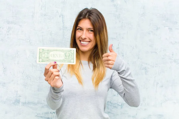 Mujer Bonita Joven Con Billetes Contra Pared Grunge — Foto de Stock