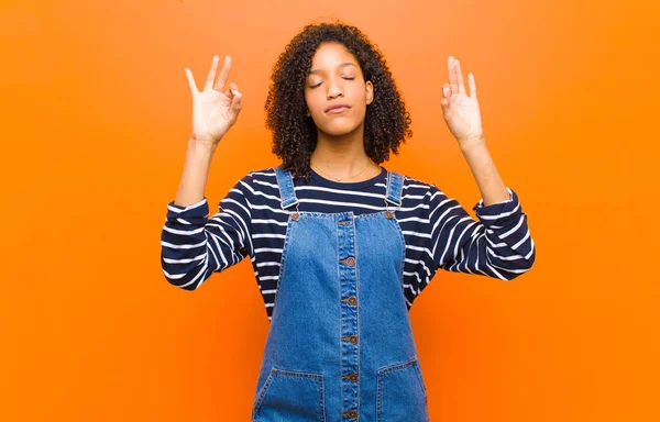 Joven Bonita Mujer Negra Buscando Concentrada Meditando Sintiéndose Satisfecha Relajada — Foto de Stock