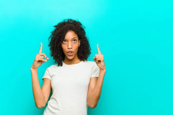 Jonge Zwarte Vrouw Kijken Geschokt Verbaasd Open Mond Wijzen Naar — Stockfoto