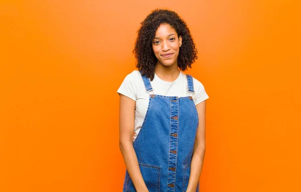 Genç Güzel Siyahi Kadın Pozitif Kendinden Emin Gülümsüyor Tatmin Olmuş — Stok fotoğraf