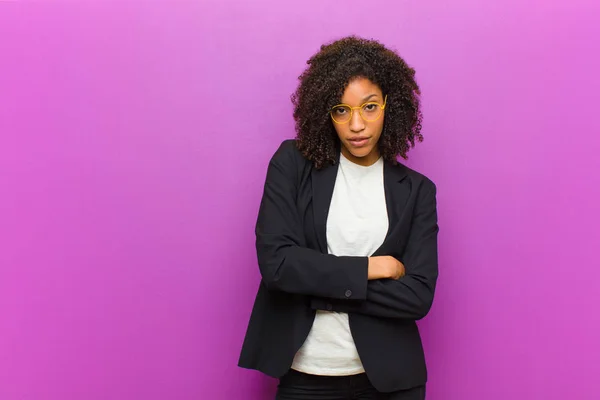 Joven Negro Mujer Negocios Sentirse Disgustado Decepcionado Buscando Serio Molesto — Foto de Stock