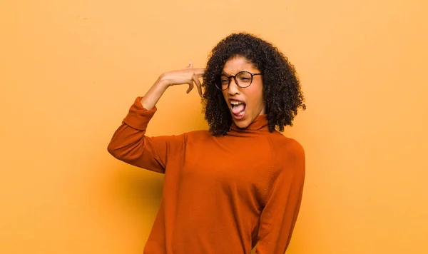 Jovem Bonita Mulher Negra Olhando Infeliz Estressado Gesto Suicida Fazendo — Fotografia de Stock