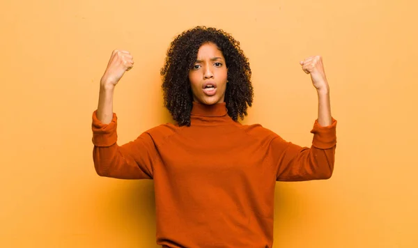 Jonge Mooie Zwarte Vrouw Vieren Een Ongelooflijk Succes Als Een — Stockfoto