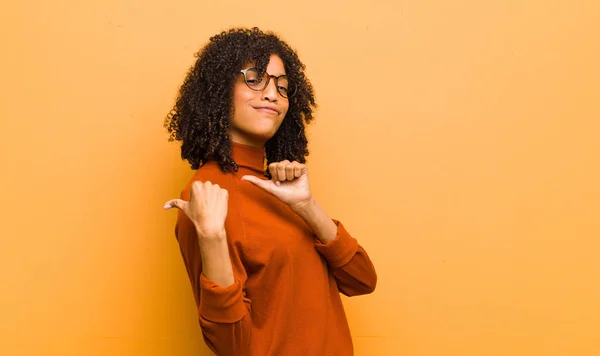 Jovem Bonita Mulher Negra Sorrindo Alegremente Casualmente Apontando Para Copiar — Fotografia de Stock