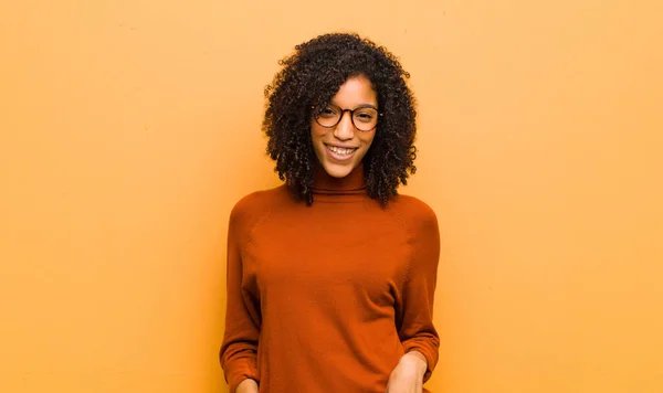 Jovem Bonita Mulher Negra Sorrindo Alegre Casualmente Com Uma Expressão — Fotografia de Stock