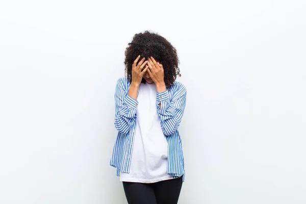 Jeune Femme Afro Américaine Cool Couvrant Les Yeux Avec Les — Photo