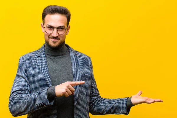 Junger Gutaussehender Mann Lächelt Fühlt Sich Glücklich Unbeschwert Und Zufrieden — Stockfoto