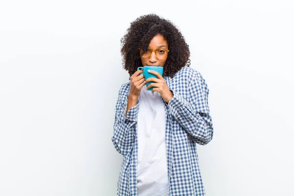 Joven Bonita Mujer Negra Con Café Contra Pared Blanca — Foto de Stock