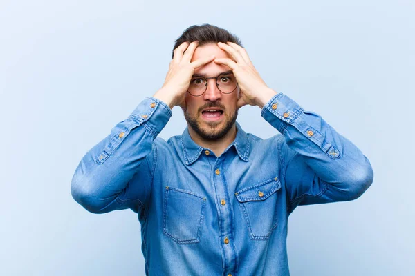 Ung Stilig Man Känner Sig Förskräckt Och Chockad Lyfter Händerna — Stockfoto