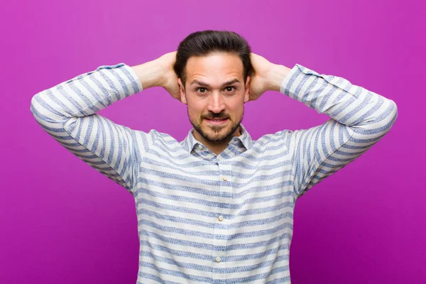 Junger Gutaussehender Mann Der Sich Gestresst Besorgt Ängstlich Oder Verängstigt — Stockfoto