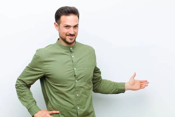 Joven Hombre Guapo Sintiéndose Feliz Alegre Sonriendo Dándote Bienvenida Invitándote —  Fotos de Stock