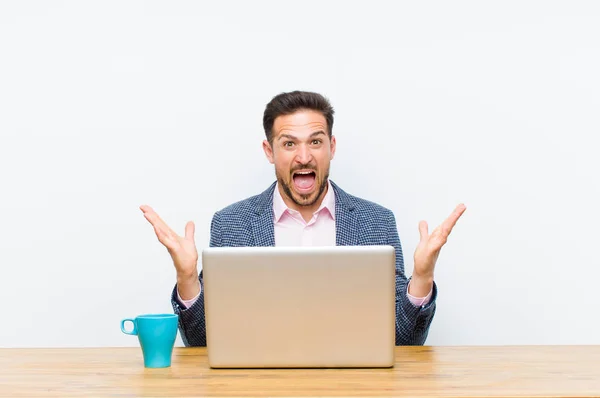 Joven Hombre Negocios Guapo Buscando Feliz Emocionado Sorprendido Con Una — Foto de Stock